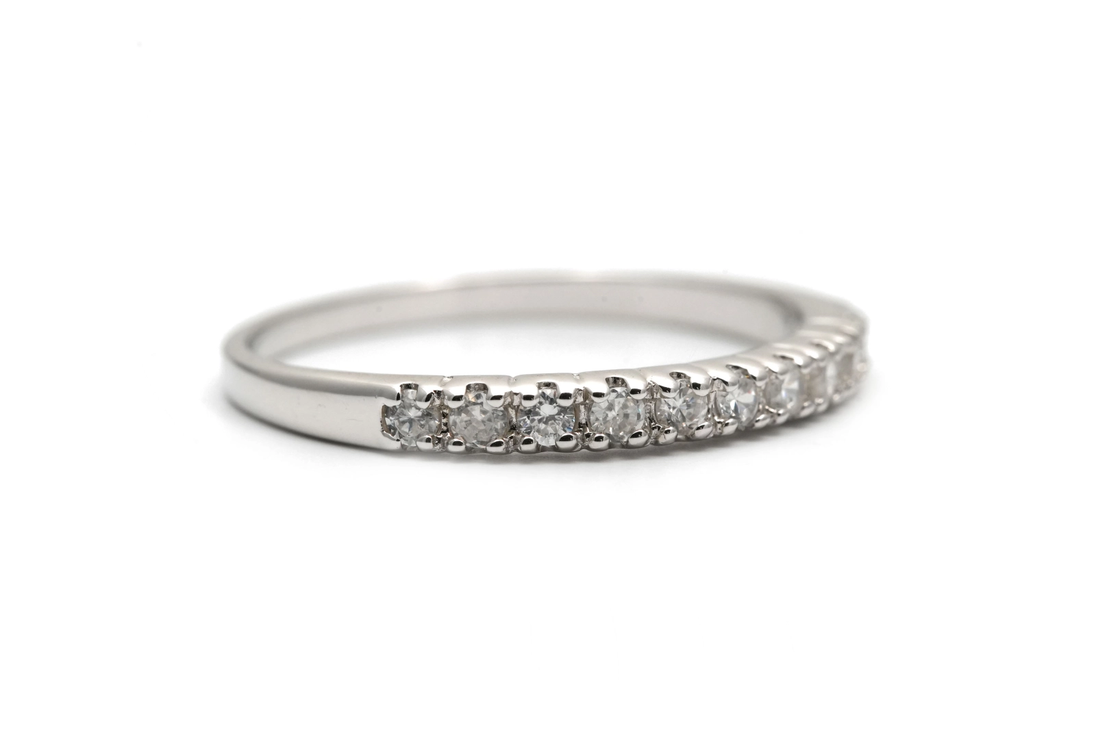 Bague contemporaine en argent 925 sertie de zirconiums