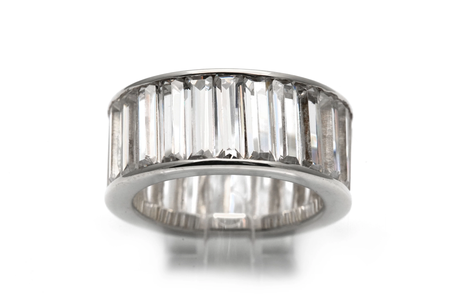 Bague contemporaine en argent 925 sertie de zirconiums