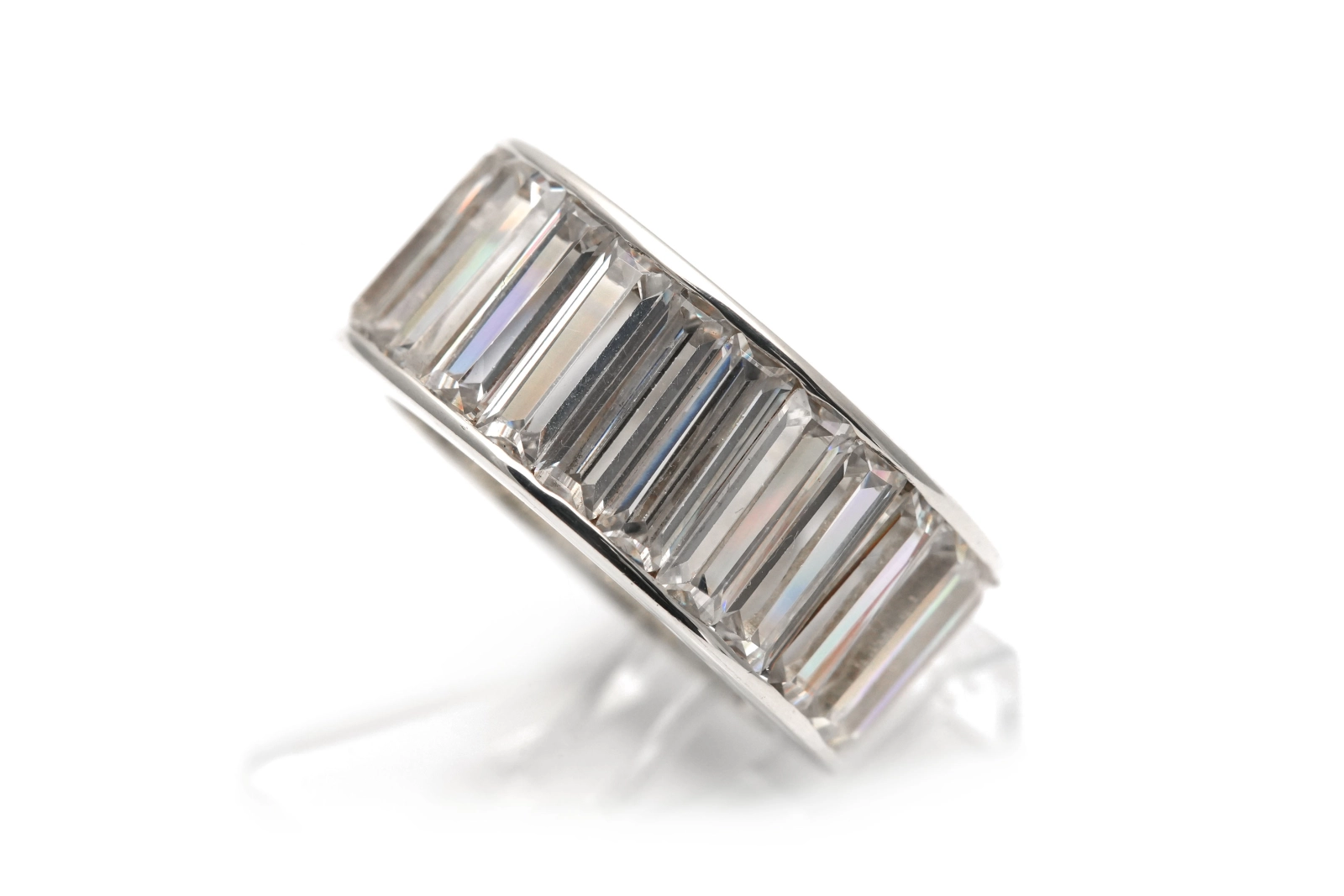 Bague contemporaine en argent 925 sertie de zirconiums