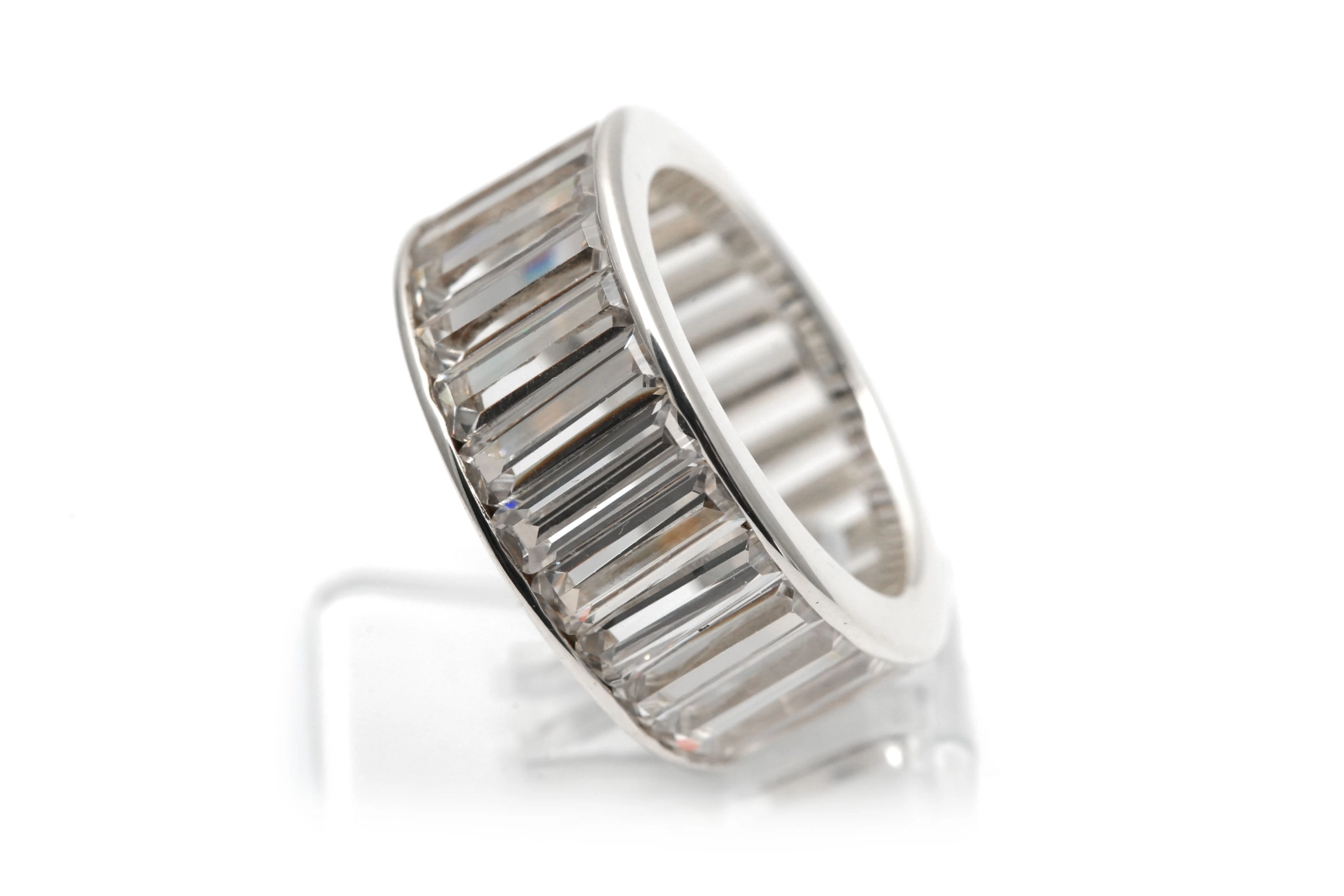 Bague contemporaine en argent 925 sertie de zirconiums