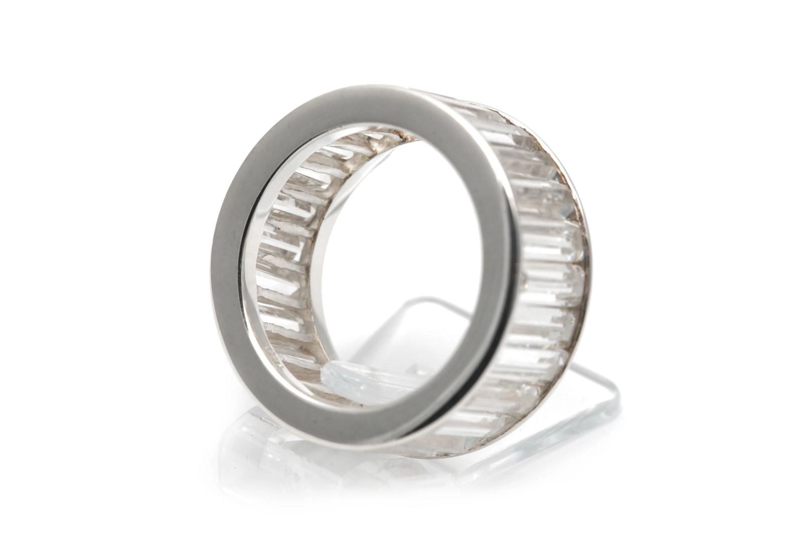Bague contemporaine en argent 925 sertie de zirconiums