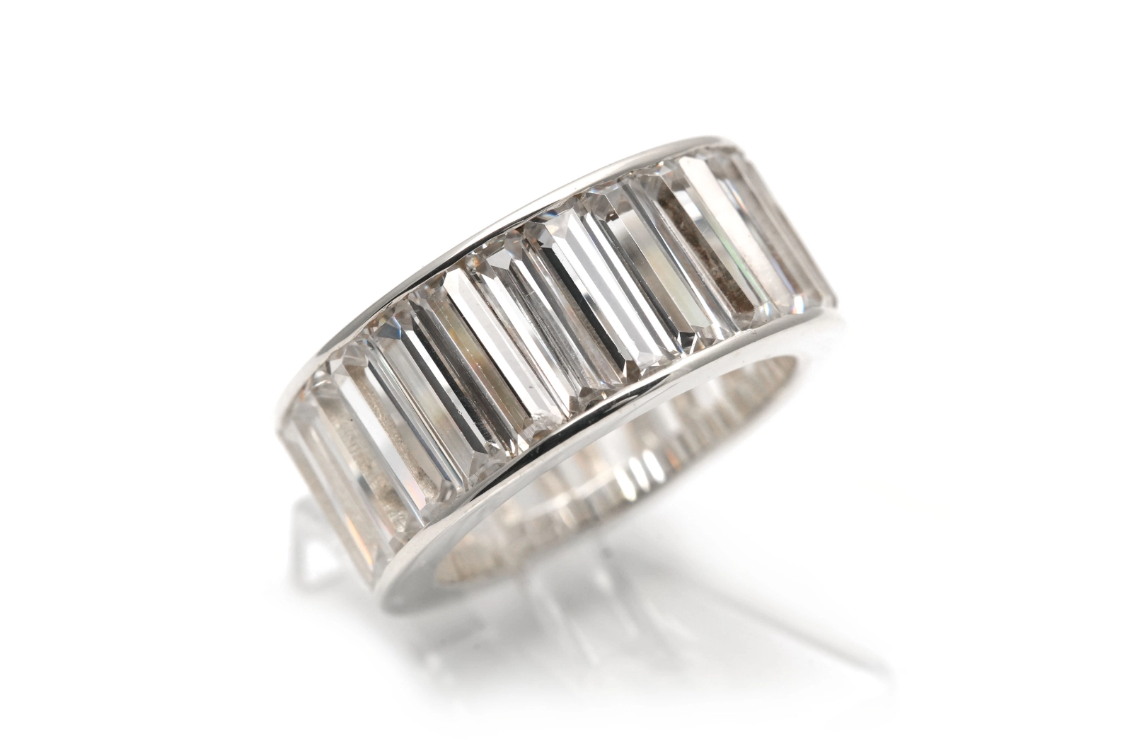 Bague contemporaine en argent 925 sertie de zirconiums