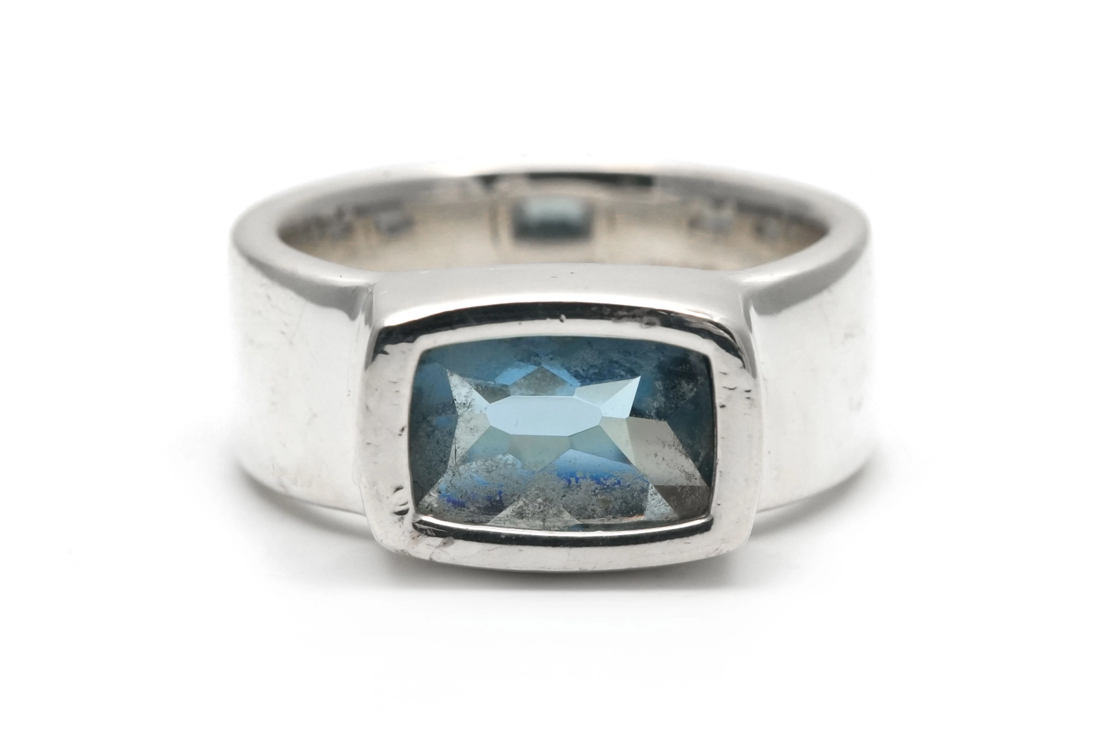 Bague contemporaine en argent 925 sertie d'une topaze