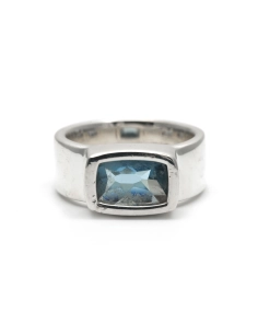 Bague contemporaine en argent 925 sertie d'une topaze