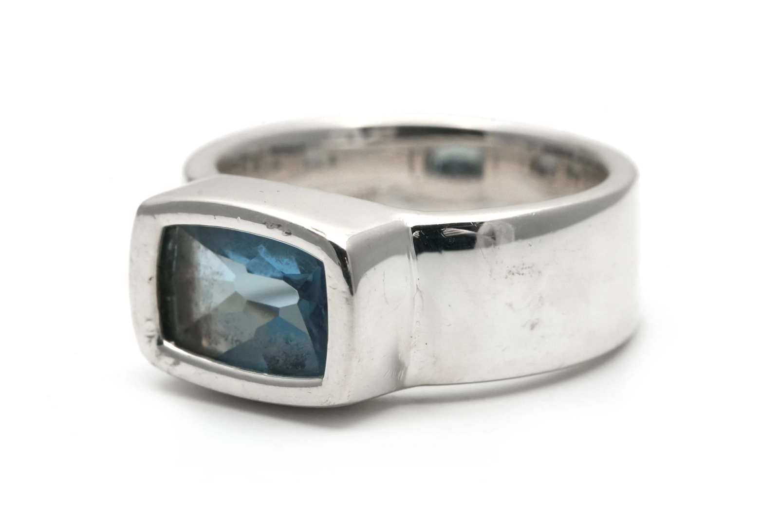 Bague contemporaine en argent 925 sertie d'une topaze