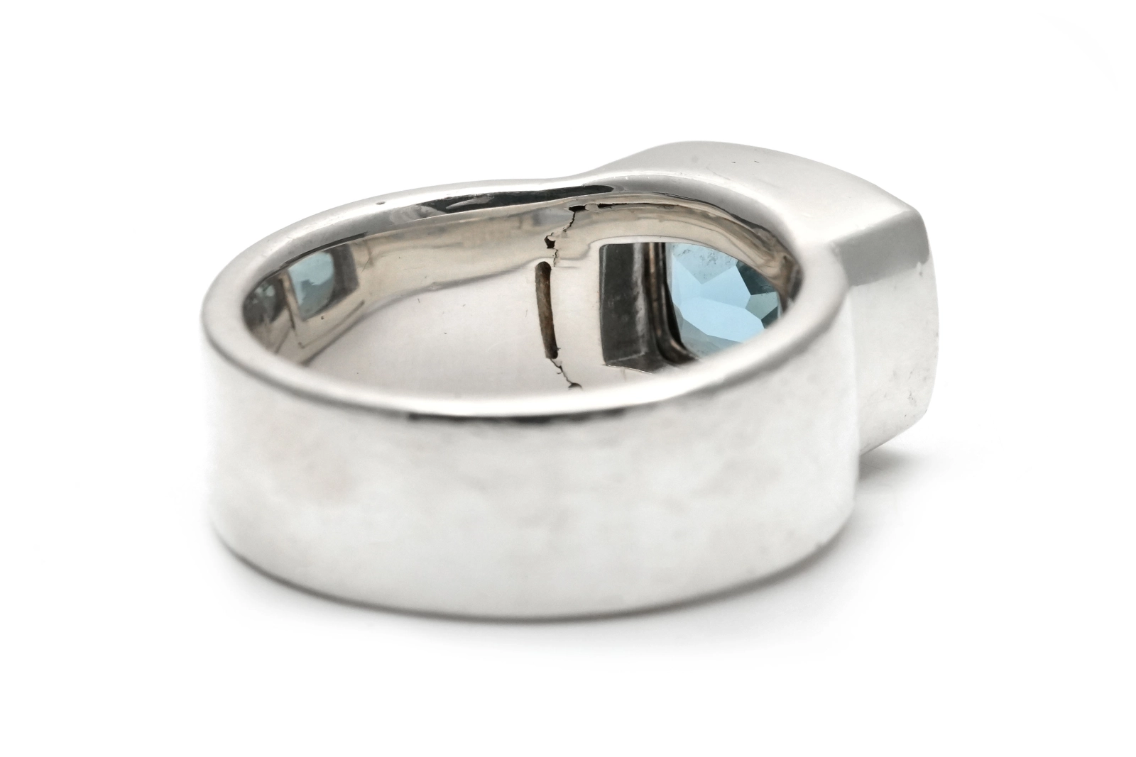 Bague contemporaine en argent 925 sertie d'une topaze