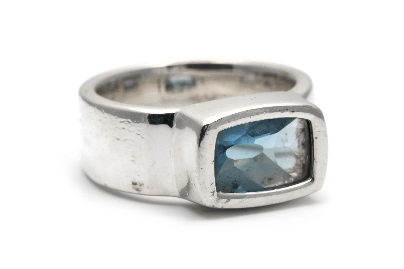 Bague contemporaine en argent 925 sertie d'une topaze