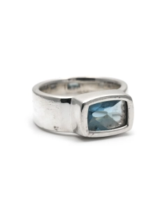 Bague contemporaine en argent 925 sertie d'une topaze