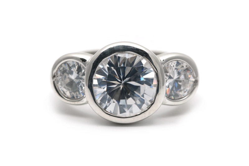 Bague contemporaine en argent 925 sertie de zirconiums