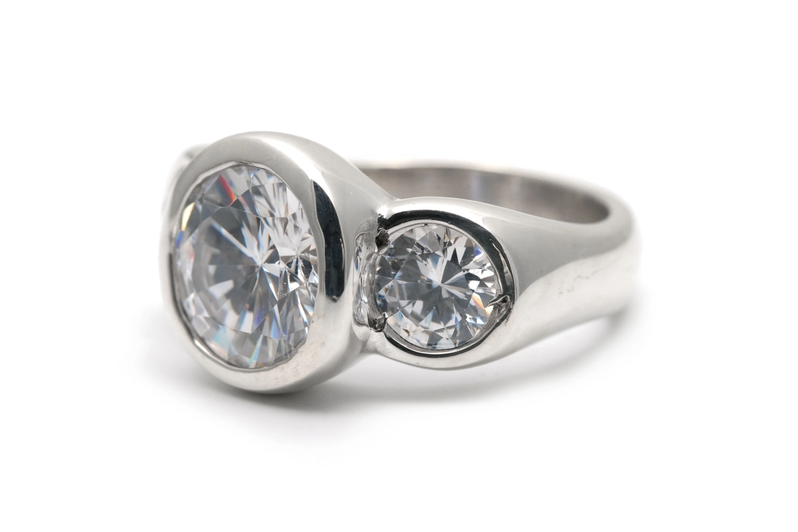 Bague contemporaine en argent 925 sertie de zirconiums