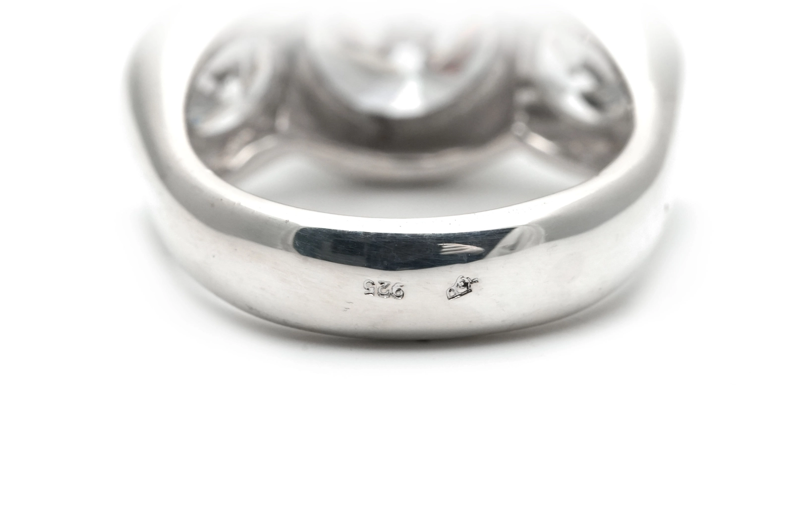 Bague contemporaine en argent 925 sertie de zirconiums