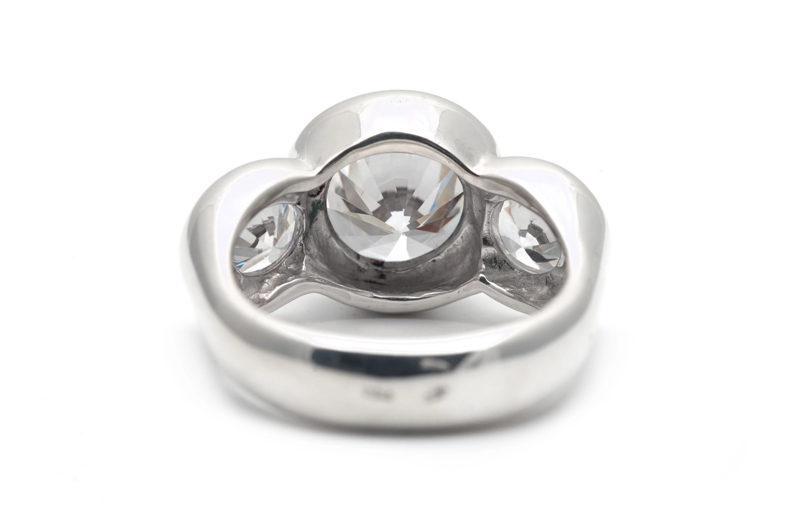 Bague contemporaine en argent 925 sertie de zirconiums
