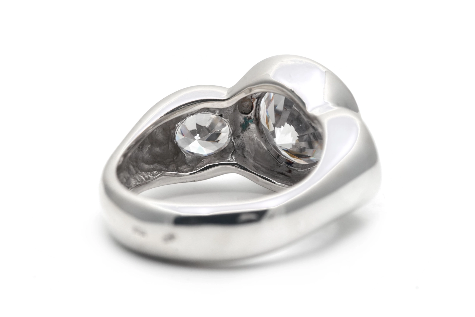 Bague contemporaine en argent 925 sertie de zirconiums