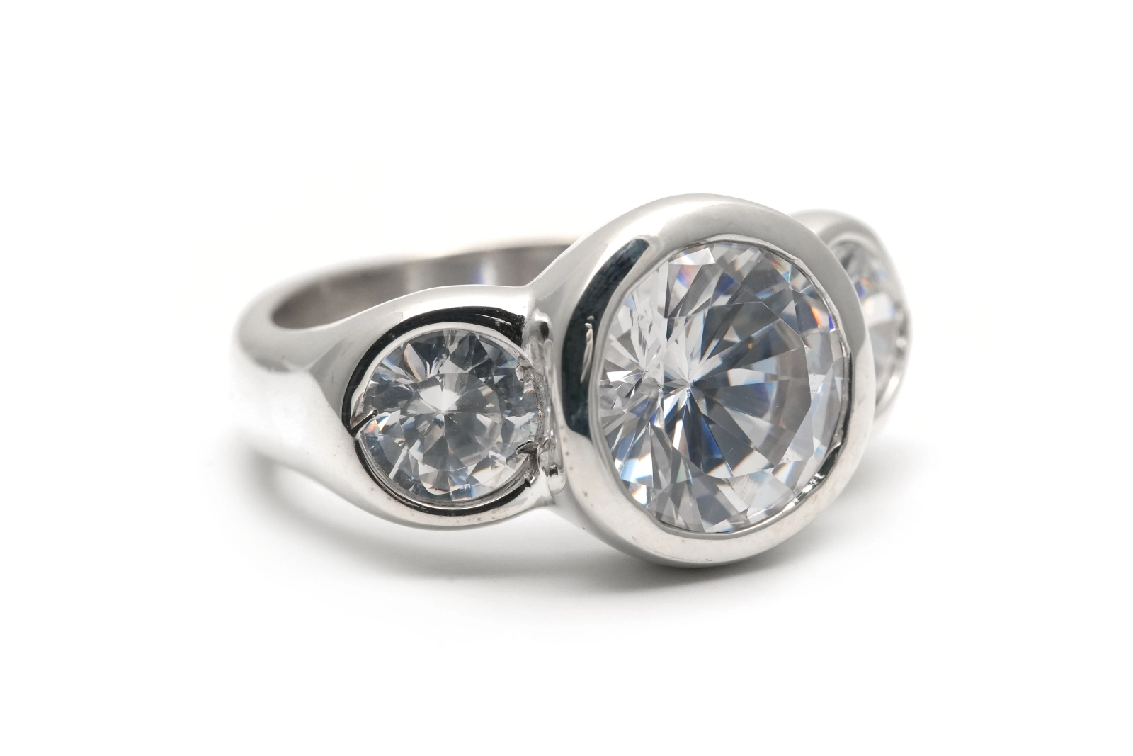 Bague contemporaine en argent 925 sertie de zirconiums