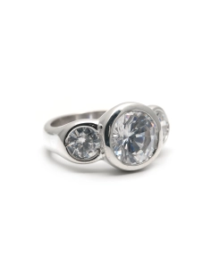 Bague contemporaine en argent 925 sertie de zirconiums