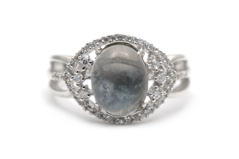Bague contemporaine en argent 925 sertie d'une pierre de lune et de zirconiums