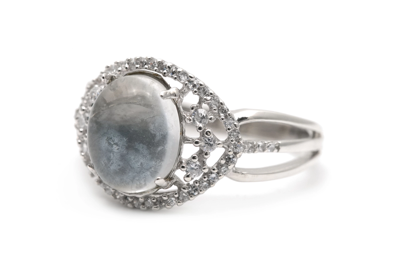 Bague contemporaine en argent 925 sertie d'une pierre de lune et de zirconiums