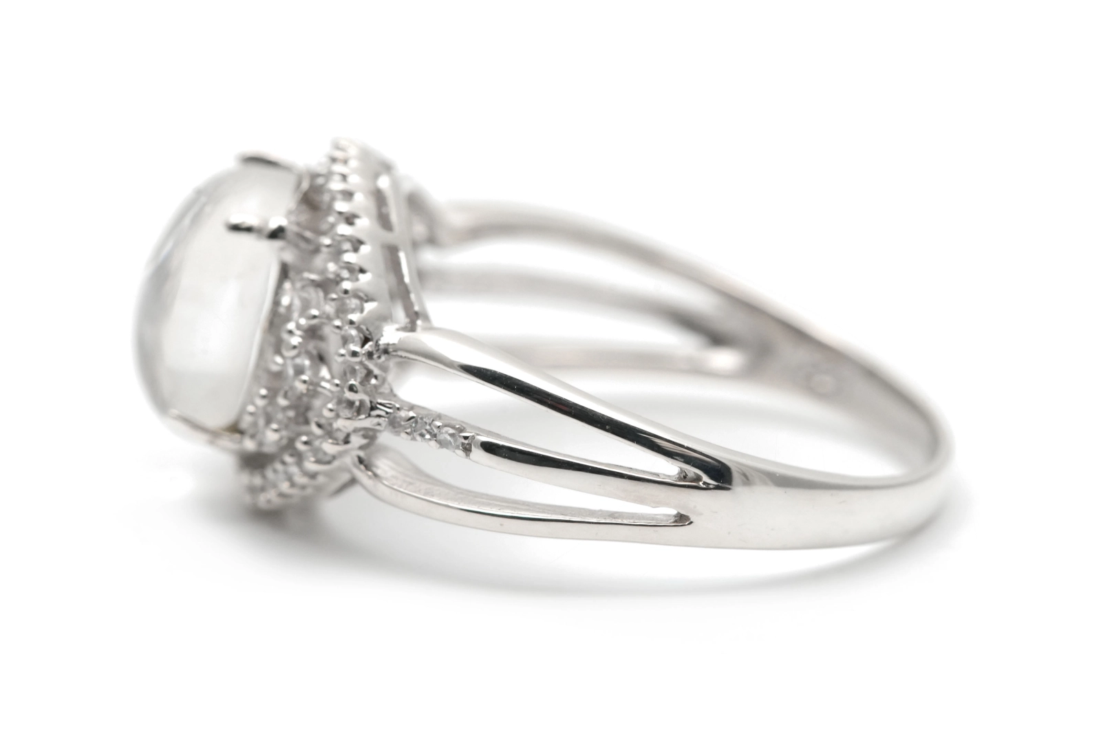 Bague contemporaine en argent 925 sertie d'une pierre de lune et de zirconiums