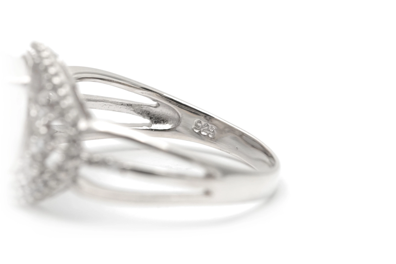 Bague contemporaine en argent 925 sertie d'une pierre de lune et de zirconiums