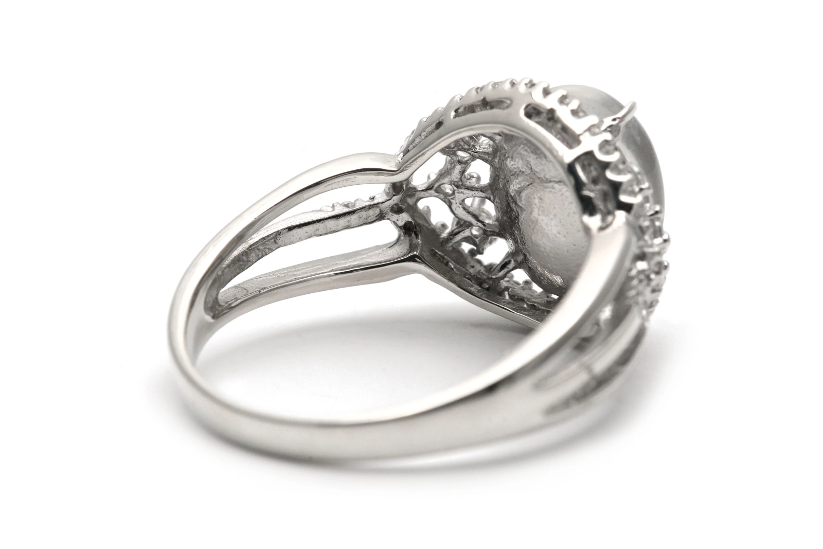 Bague contemporaine en argent 925 sertie d'une pierre de lune et de zirconiums