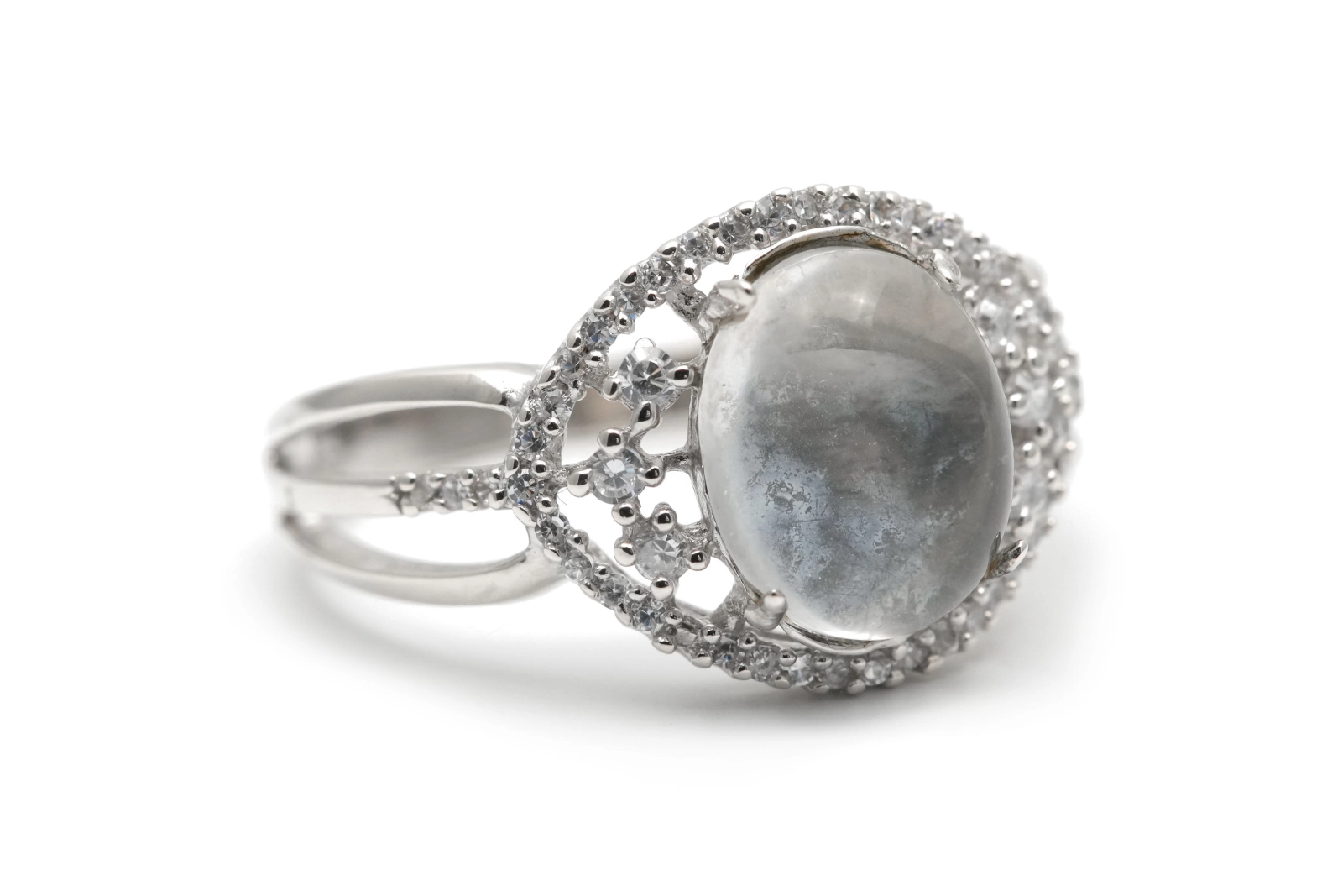 Bague contemporaine en argent 925 sertie d'une pierre de lune et de zirconiums