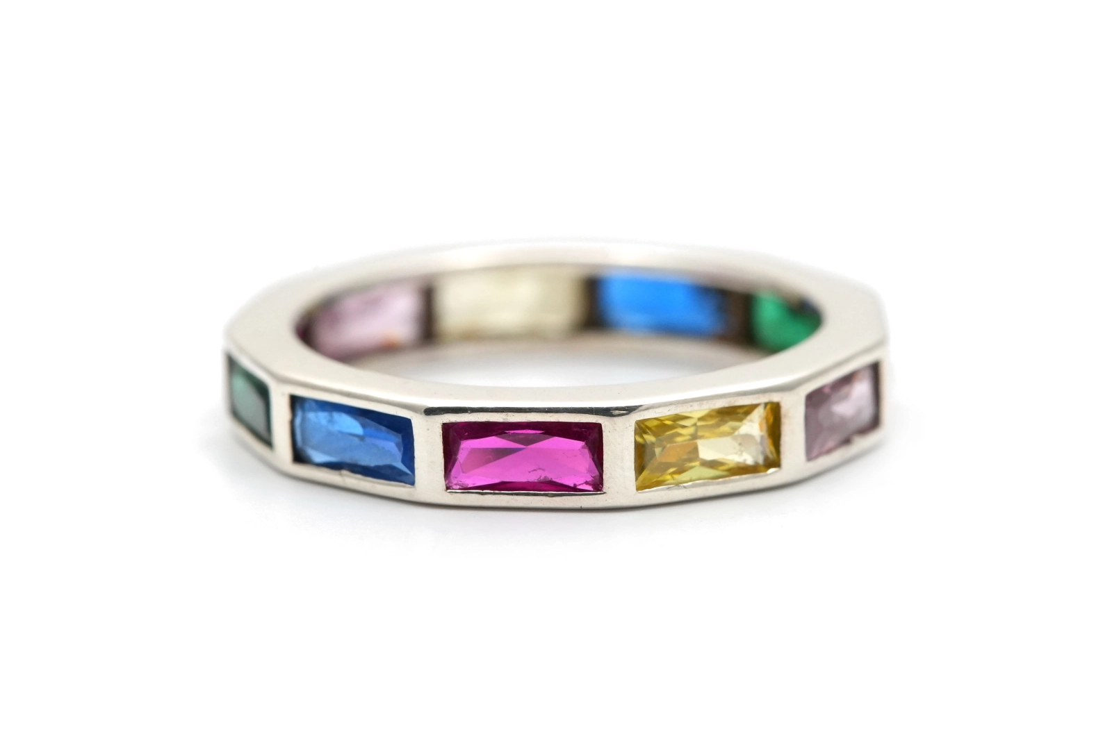 Bague contemporaine en argent 925 sertie de zirconiums