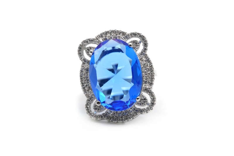Bague contemporaine en argent 925 sertie de zirconiums