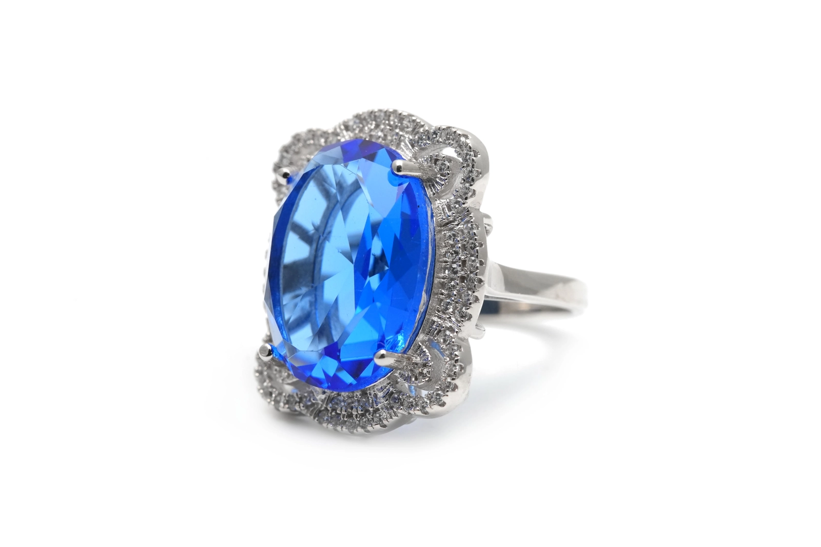 Bague contemporaine en argent 925 sertie de zirconiums