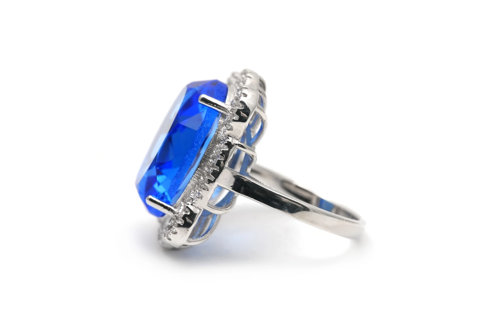 Bague contemporaine en argent 925 sertie de zirconiums