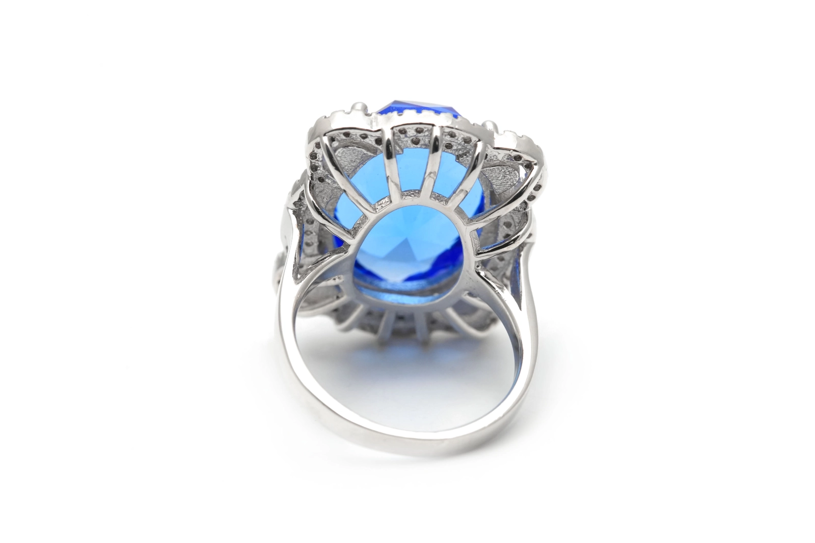 Bague contemporaine en argent 925 sertie de zirconiums