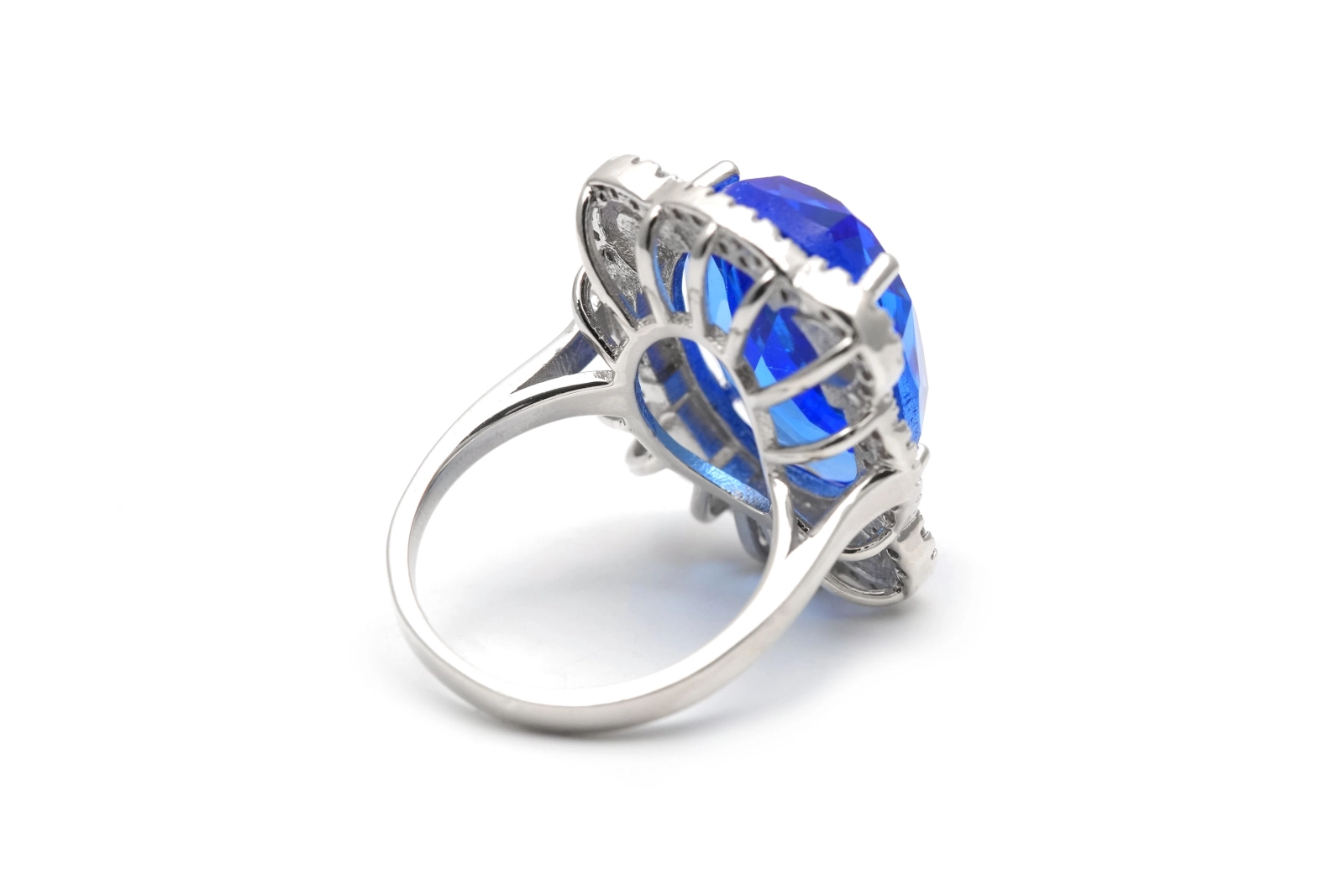 Bague contemporaine en argent 925 sertie de zirconiums
