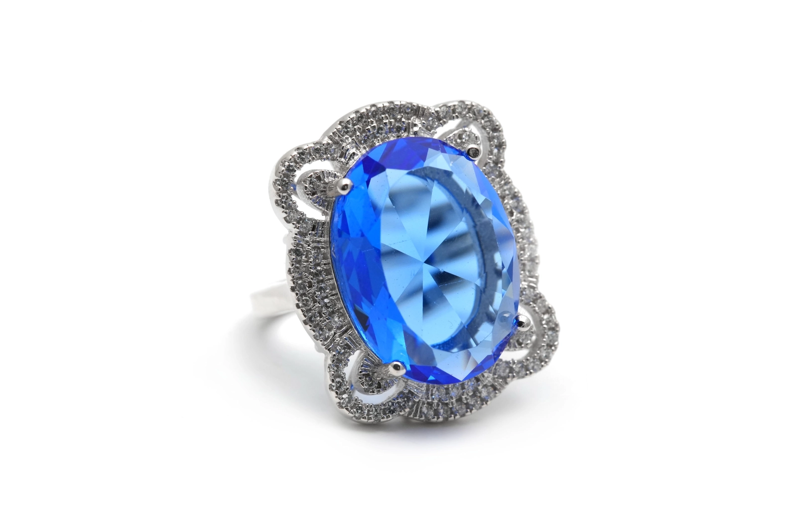 Bague contemporaine en argent 925 sertie de zirconiums