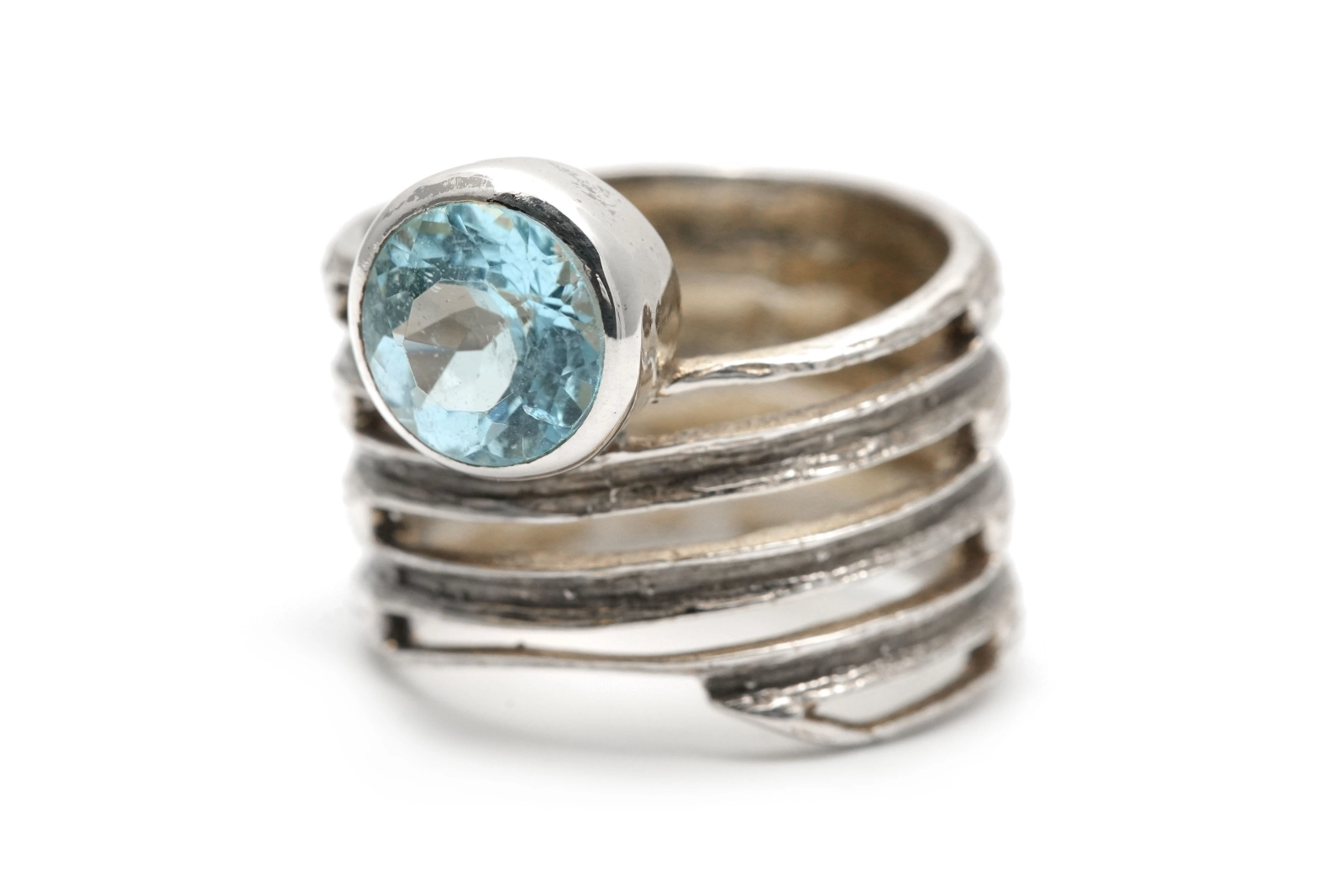 Bague contemporaine en argent 925 sertie d'une topaze