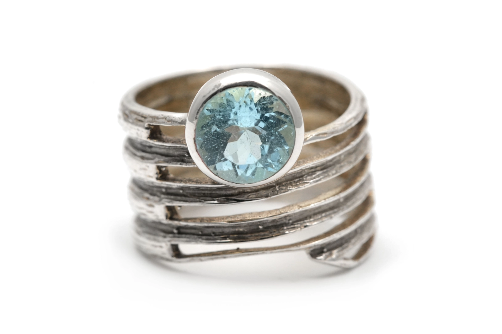 Bague contemporaine en argent 925 sertie d'une topaze