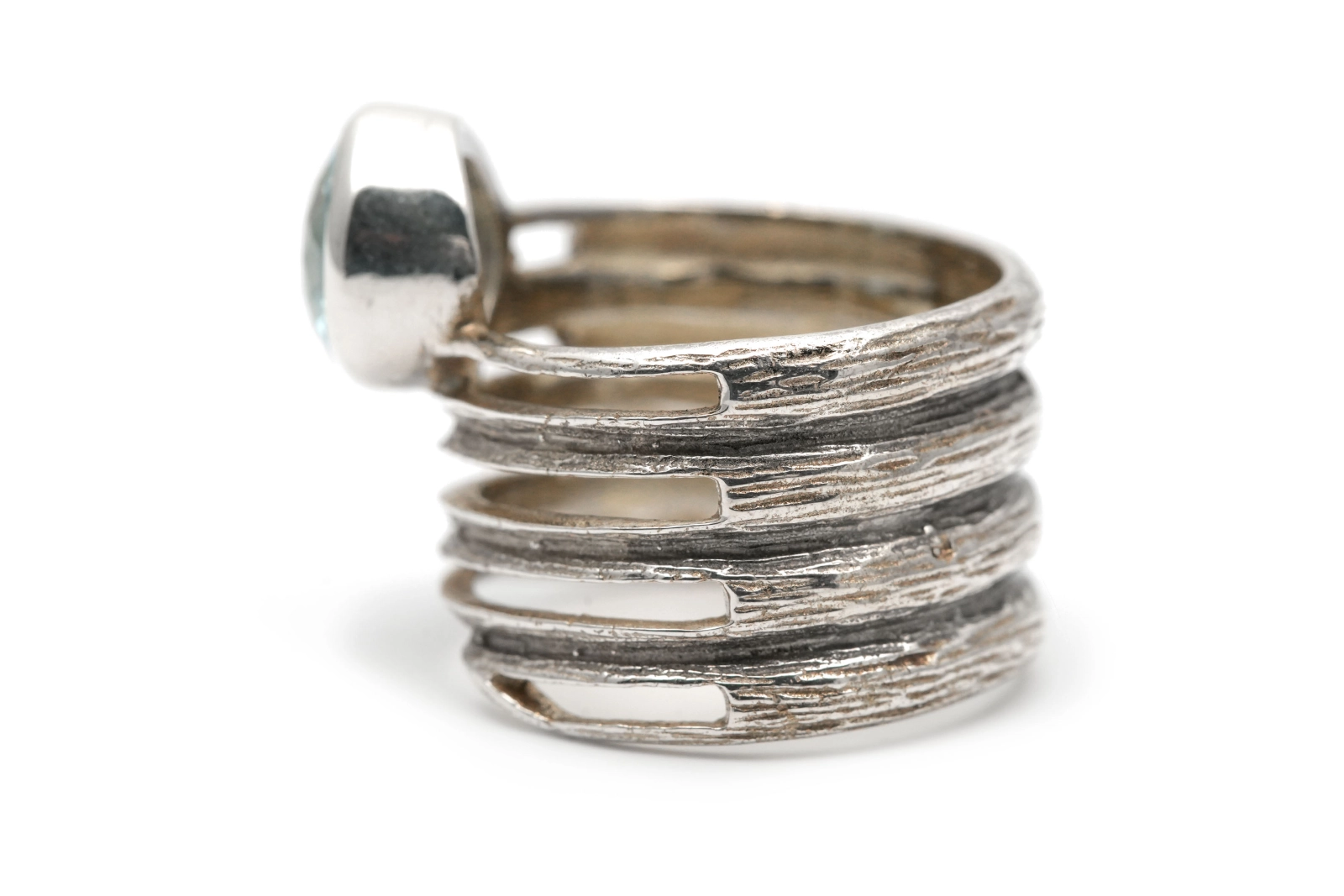 Bague contemporaine en argent 925 sertie d'une topaze