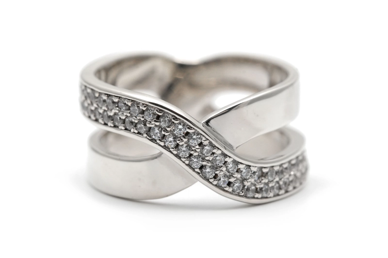 Bague contemporaine en argent 925 sertie de zirconiums