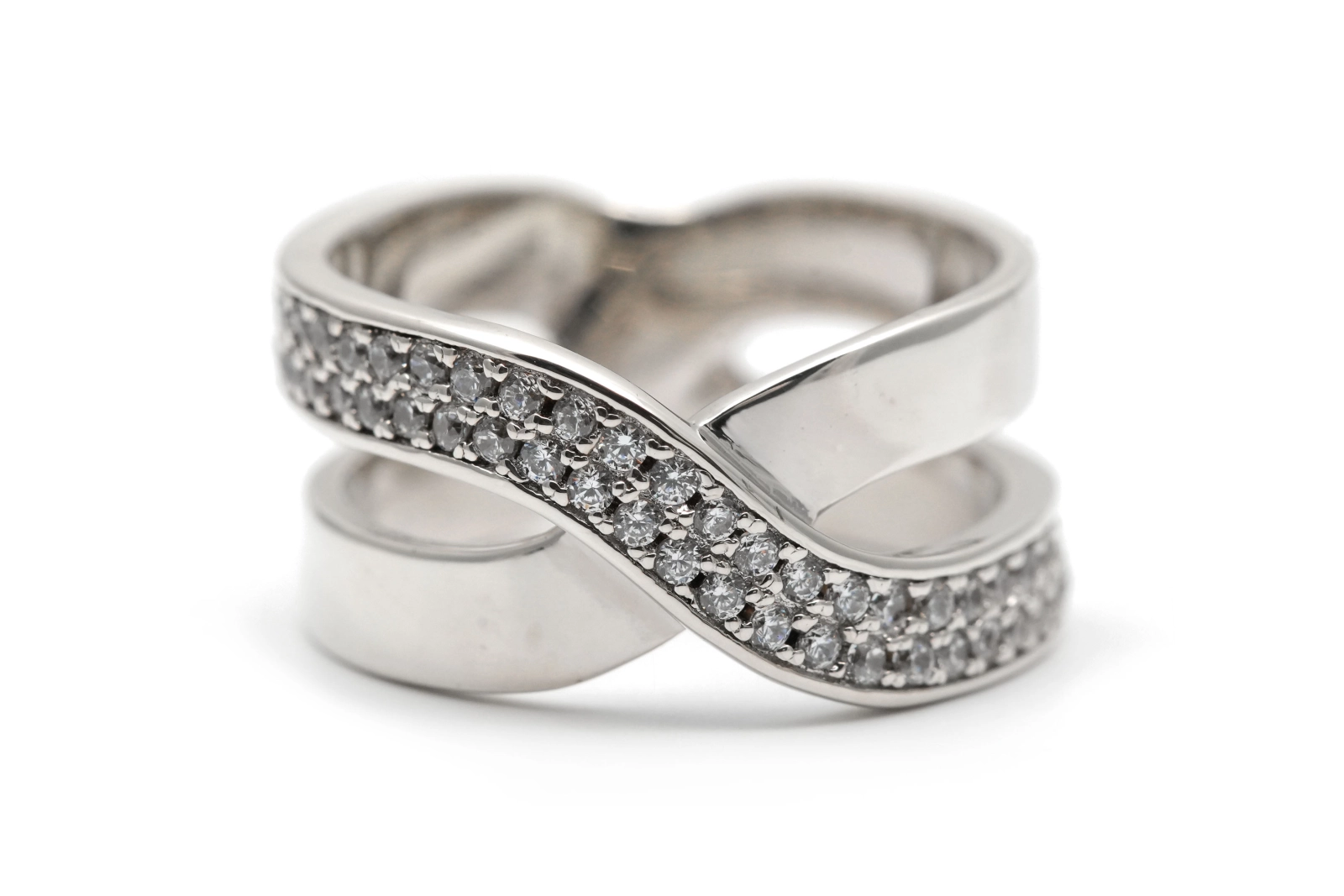 Bague contemporaine en argent 925 sertie de zirconiums