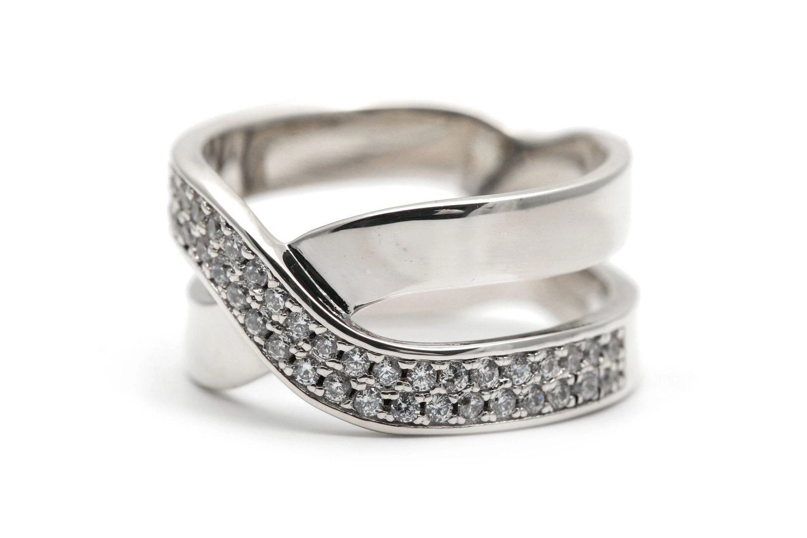 Bague contemporaine en argent 925 sertie de zirconiums