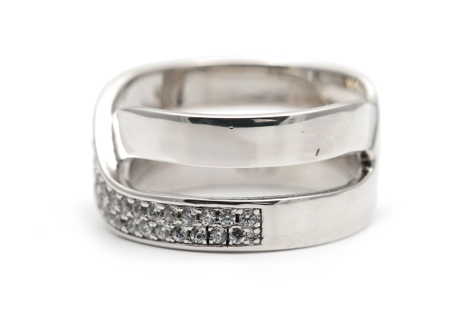 Bague contemporaine en argent 925 sertie de zirconiums
