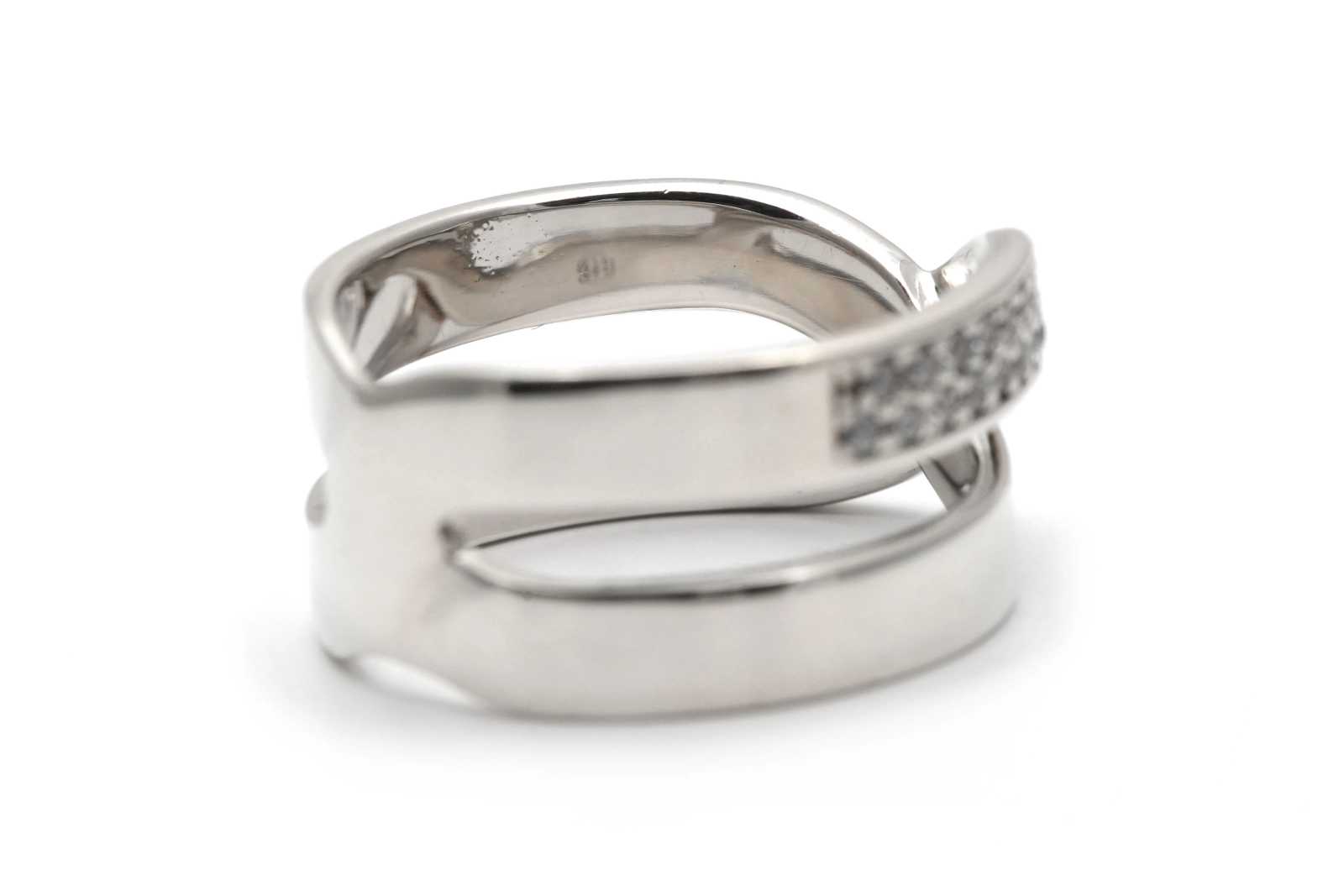 Bague contemporaine en argent 925 sertie de zirconiums