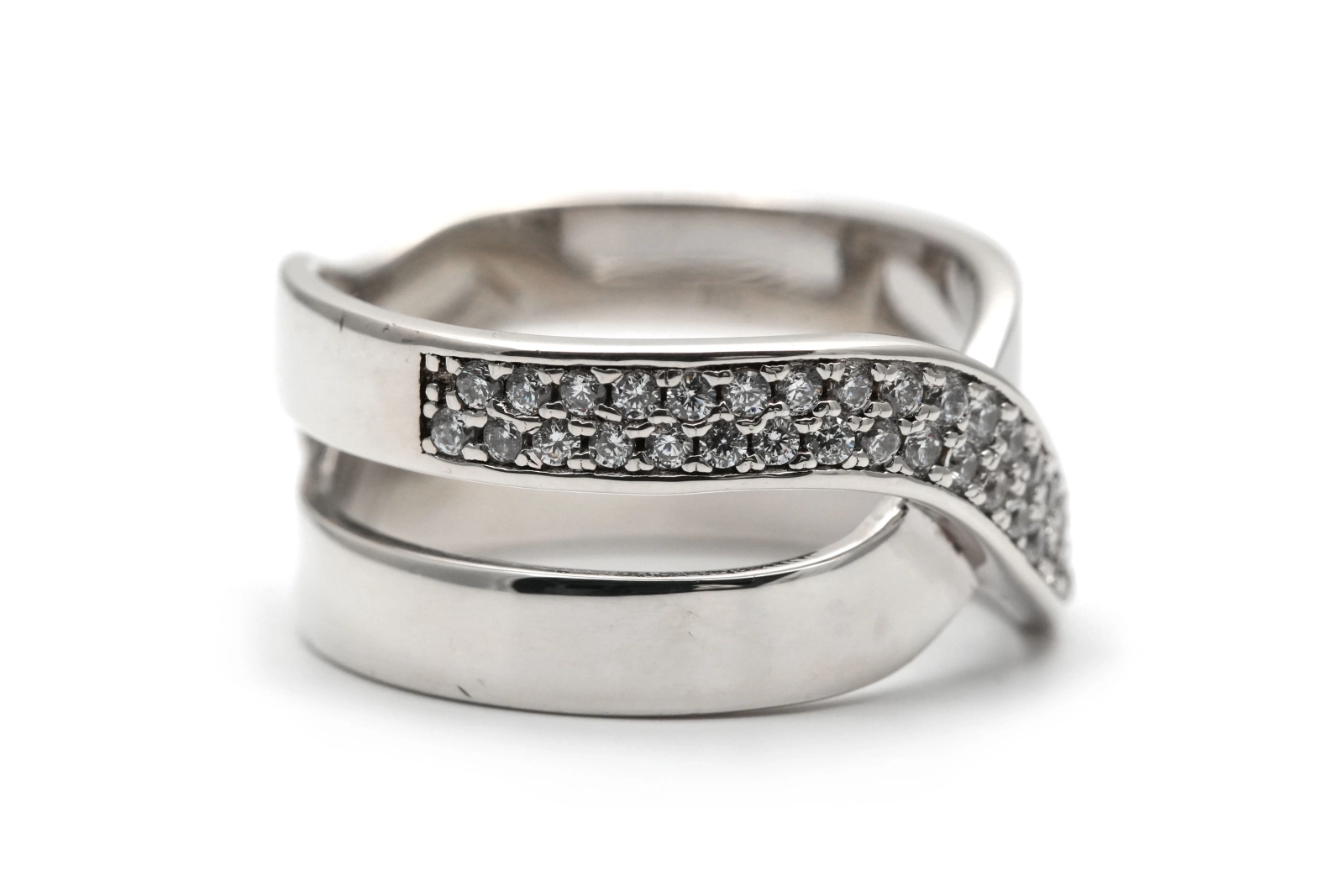 Bague contemporaine en argent 925 sertie de zirconiums