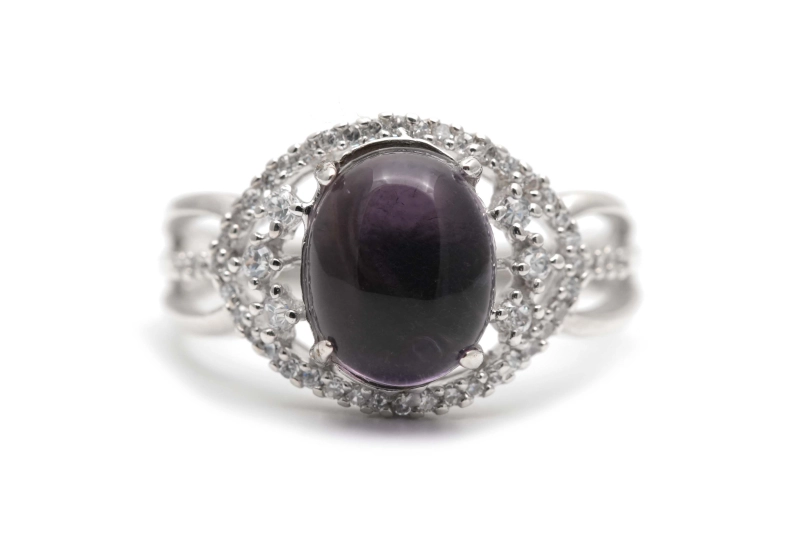 Bague contemporaine en argent 925 sertie d'une améthyste et de zirconiums