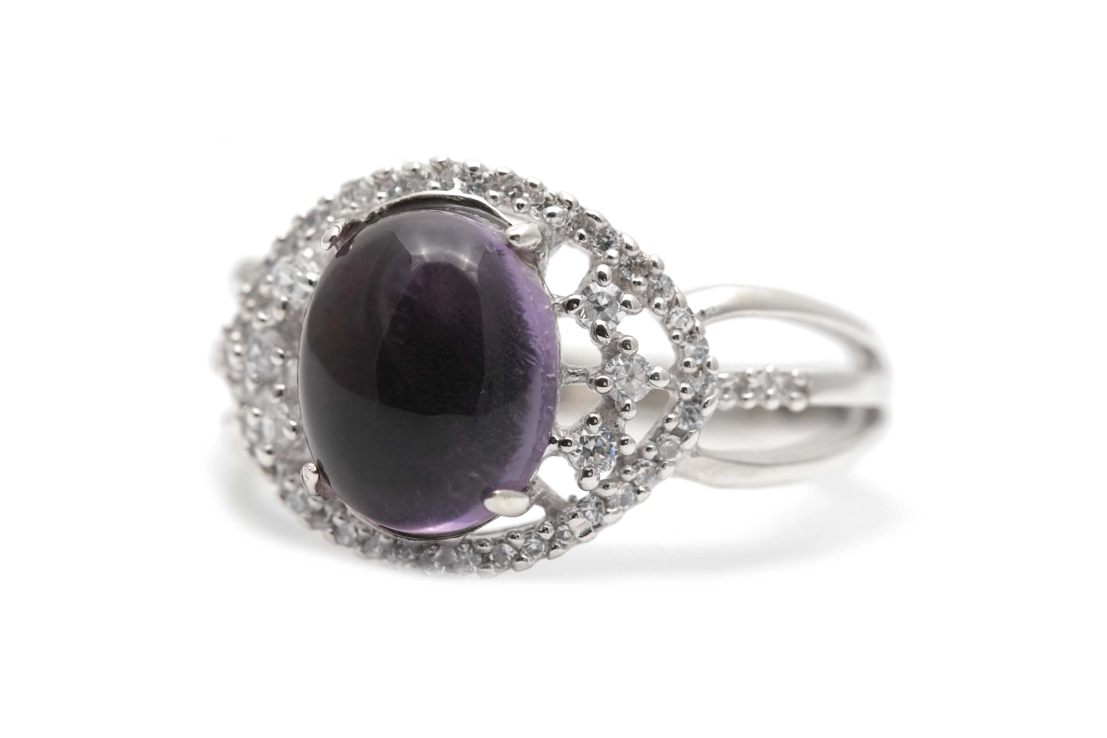Bague contemporaine en argent 925 sertie d'une améthyste et de zirconiums