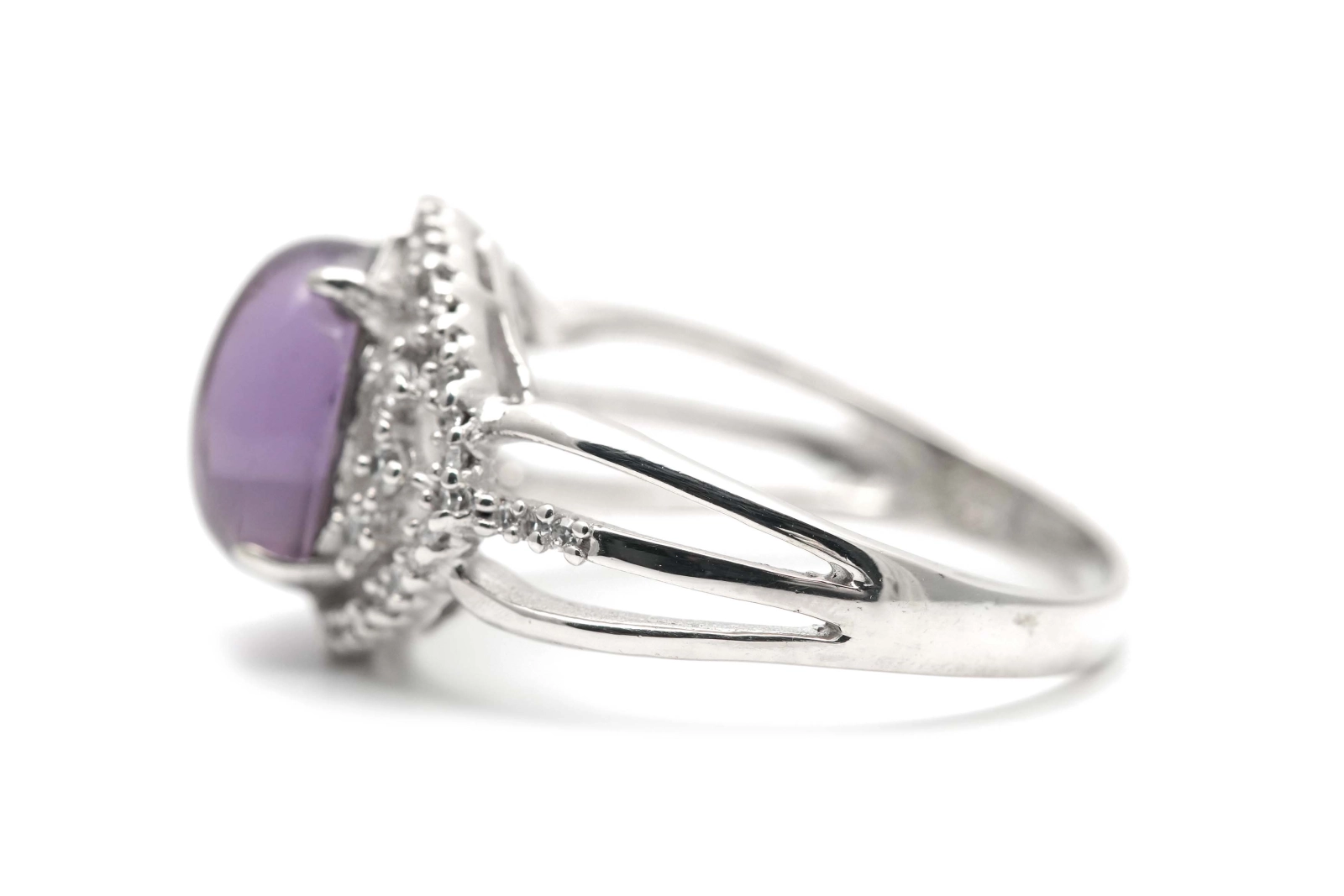 Bague contemporaine en argent 925 sertie d'une améthyste et de zirconiums