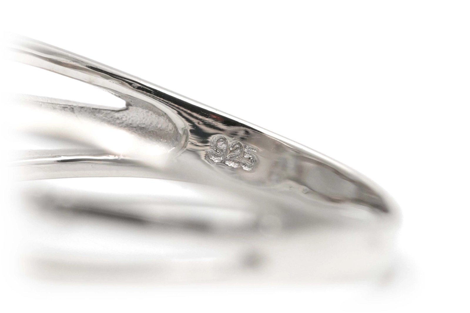 Bague contemporaine en argent 925 sertie d'une améthyste et de zirconiums