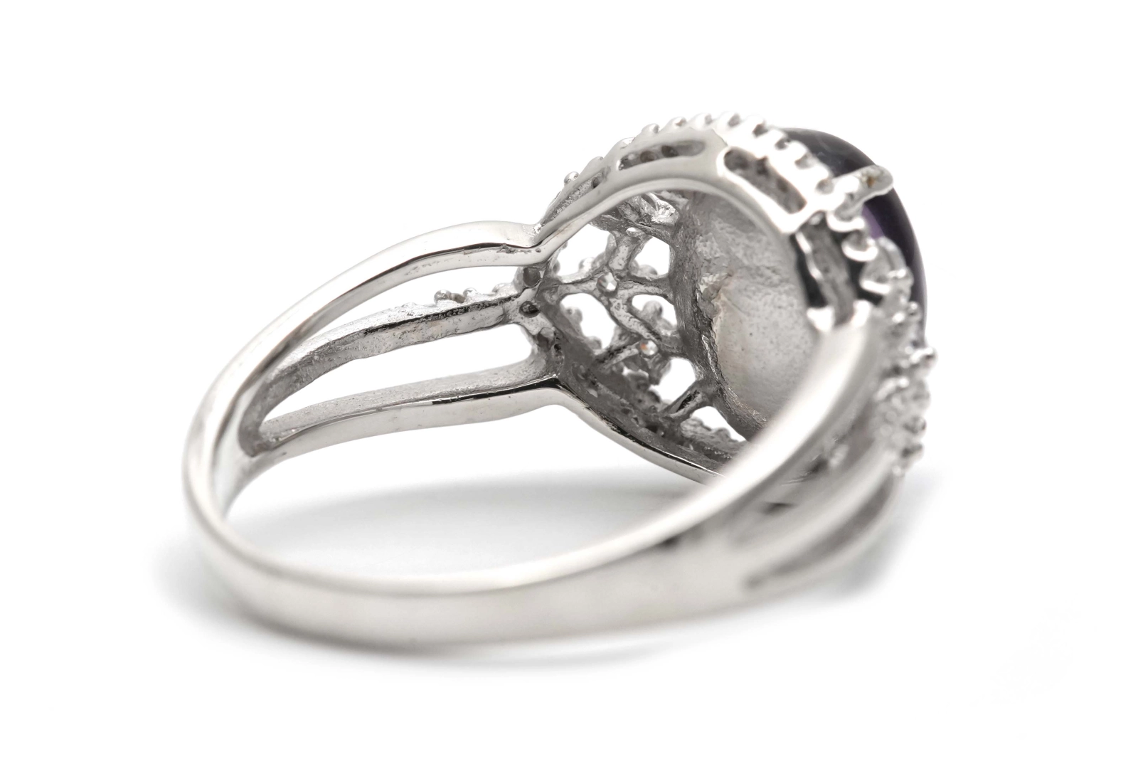 Bague contemporaine en argent 925 sertie d'une améthyste et de zirconiums