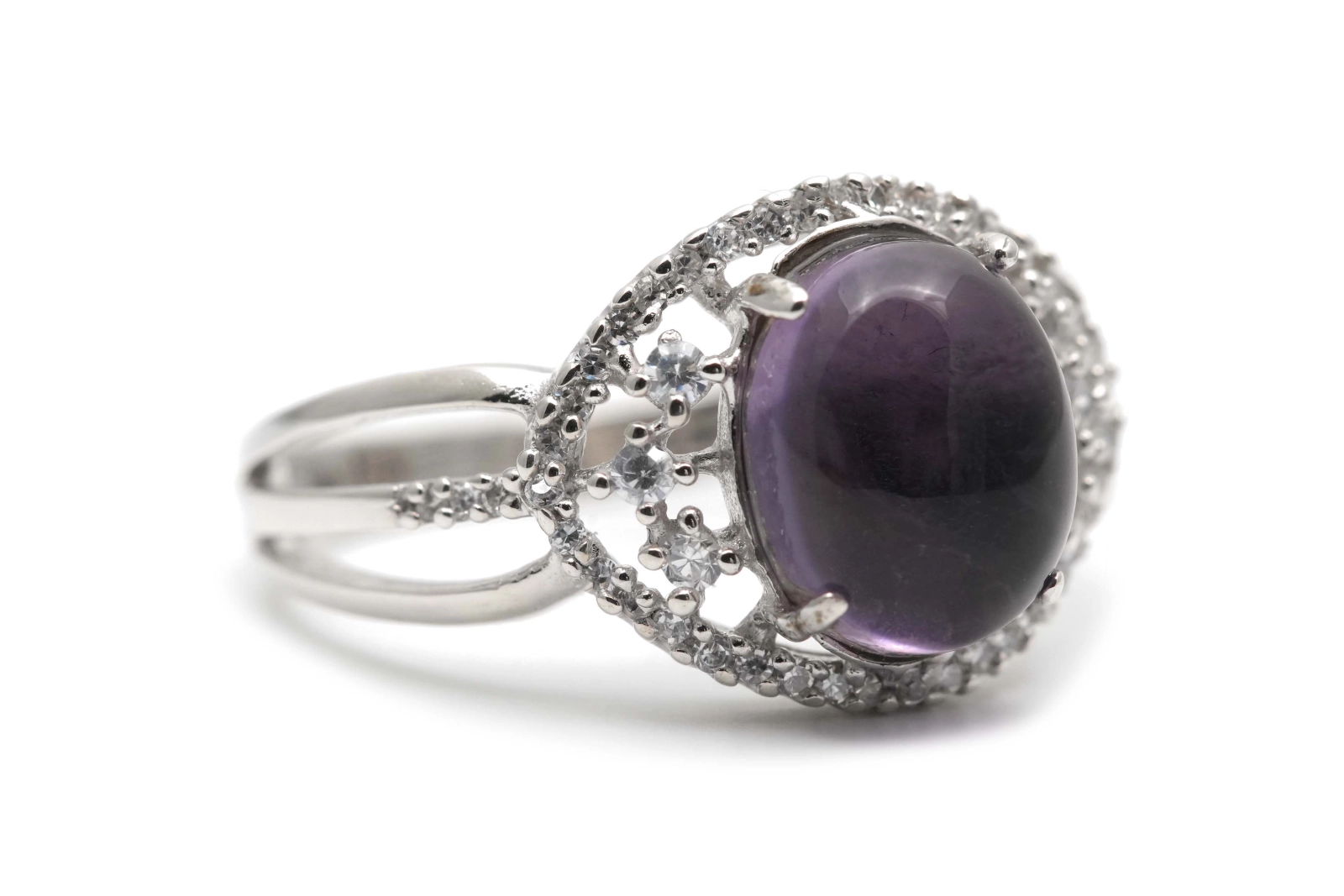 Bague contemporaine en argent 925 sertie d'une améthyste et de zirconiums