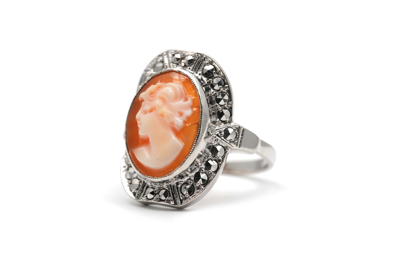 Bague Années 50 en argent 835 sertie d'un camée et de marcassites