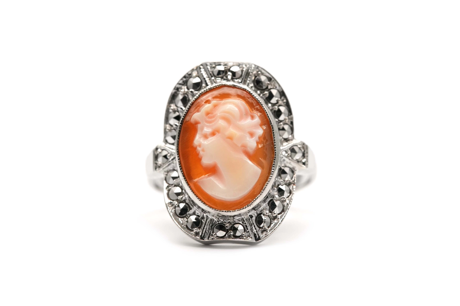 Bague Années 50 en argent 835 sertie d'un camée et de marcassites