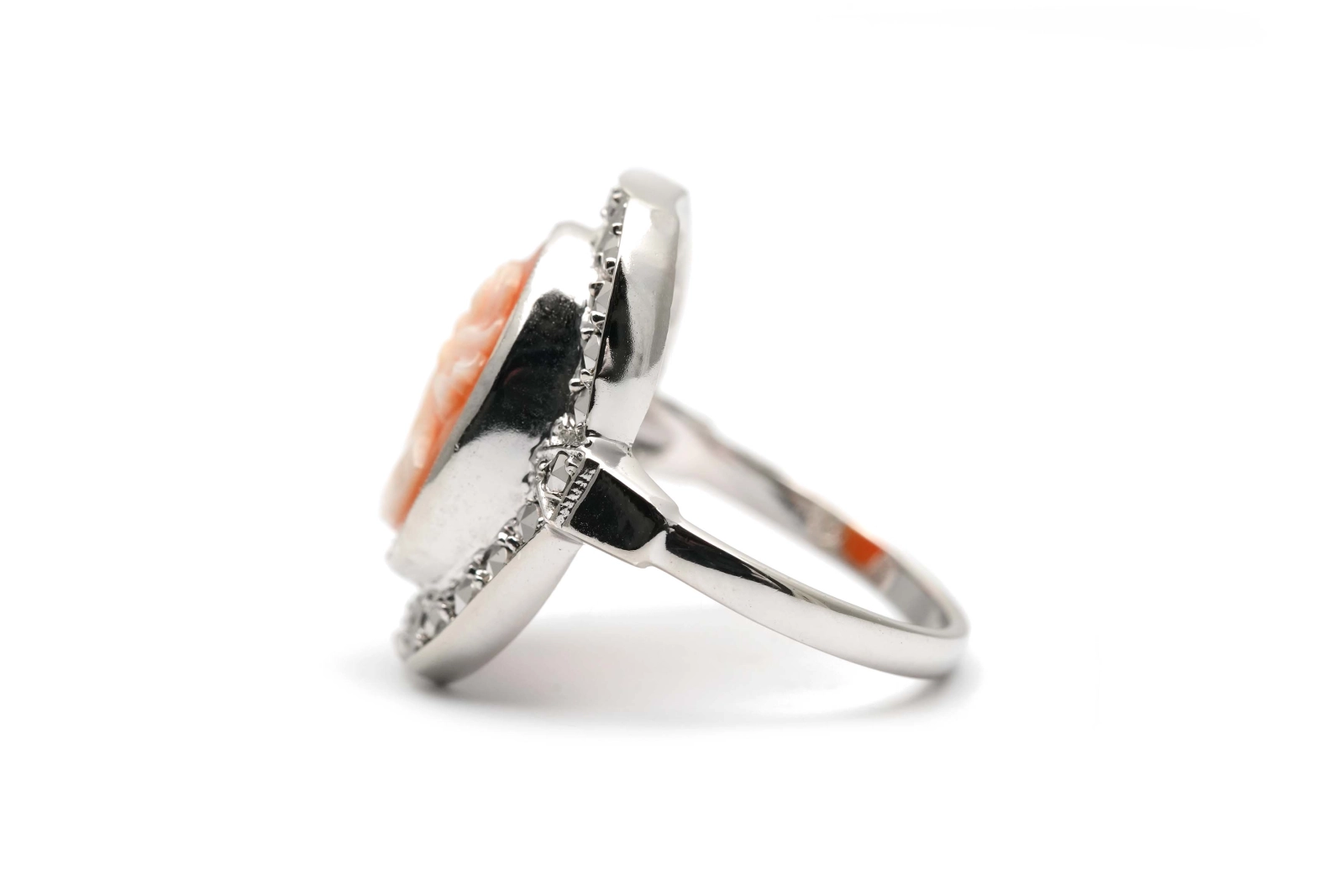 Bague Années 50 en argent 835 sertie d'un camée et de marcassites